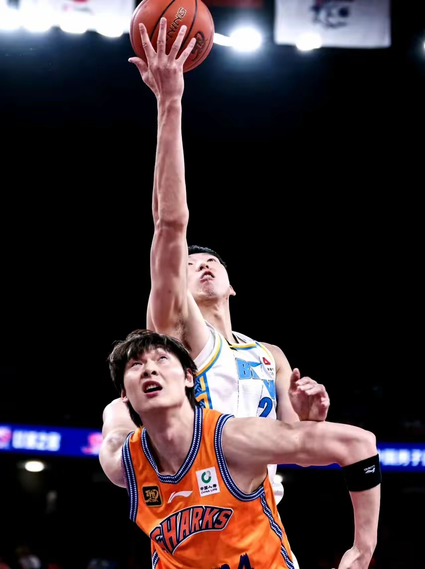 爱游戏线上娱乐 -包含赛地聚焦——CBA季后赛加时末段热度飙升，上海久事篮板制胜，管理层满意，年轻球员得到机会的词条